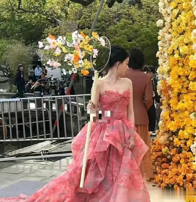 太吓人了,孙怡在外面还是注意点,你看旁边大哥的眼神