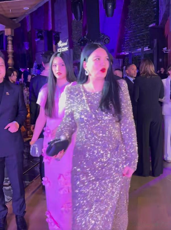 王诗龄何超莲同台现身，明明年纪最小，却被衬的又土又老