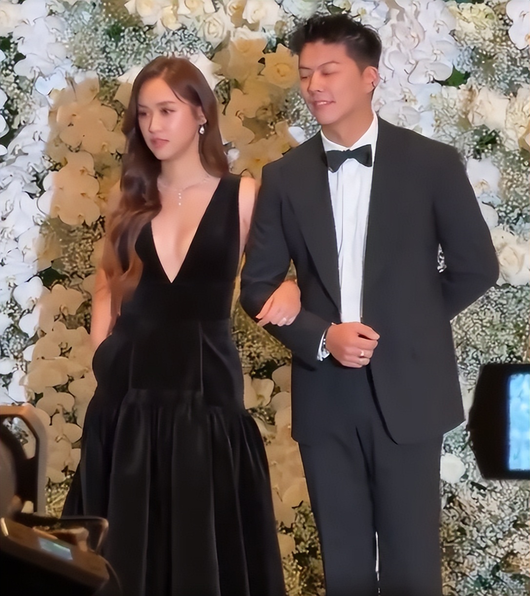 李靓蕾现身好友婚礼!四处搭讪大嘴吓人,深V开到腰抢尽新娘风头