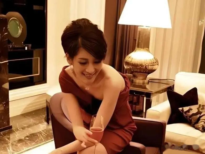 47岁沈星近况曝光！私生活混乱导致事业尽毁，如今低调隐居生活