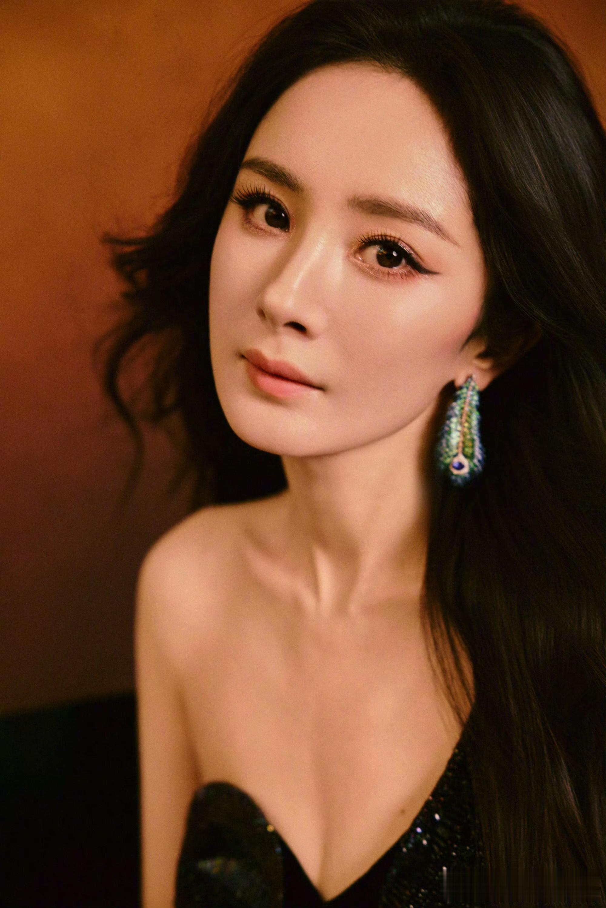 杨幂黑丝绒星光裙：红椅间的优雅女王氛围感