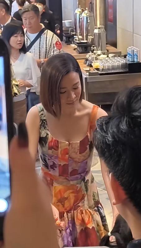 佘诗曼街头惊艳亮相，穿连衣裙搭配低跟鞋，50岁仍保持少女身材