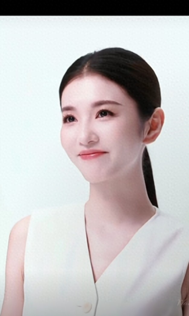 李云霄白色无袖套装造型，马尾发型利落，尽显优雅气质与美貌