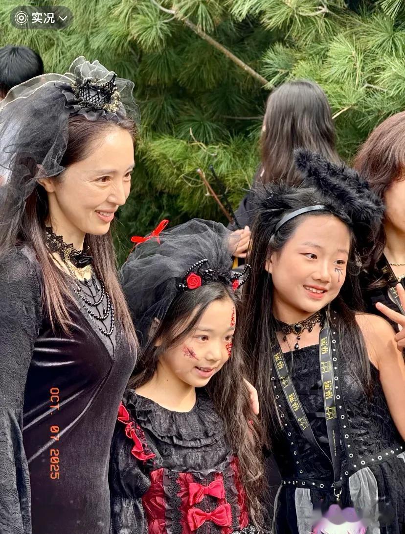 环球影城遇到董璇和小酒窝母女了，董璇本人很瘦小酒窝长得像爸爸