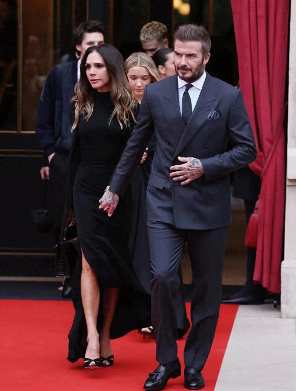 贝克汉姆全家现身巴黎!贝嫂拇指外翻严重,被问起大布她一脸冷漠