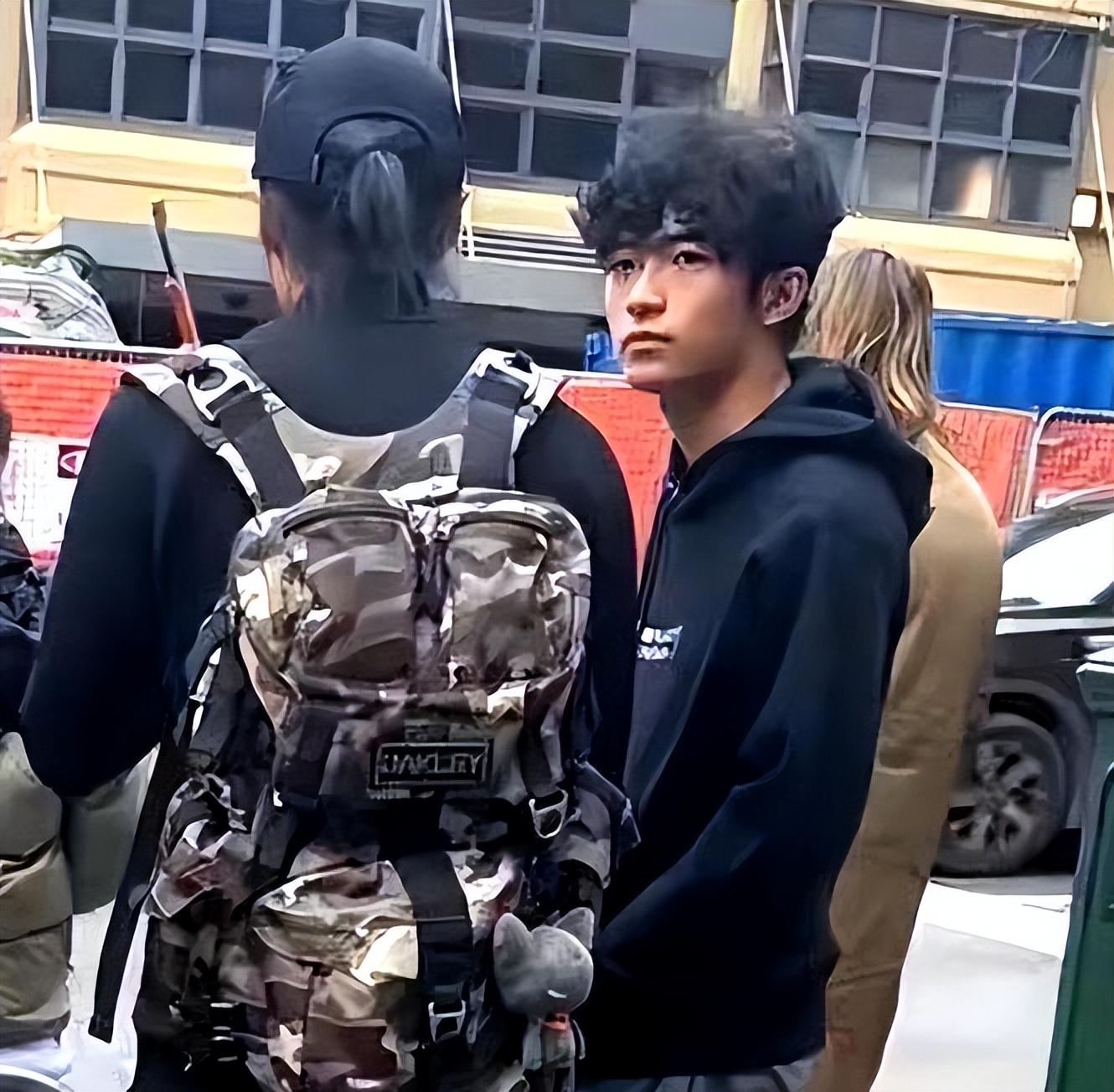 谢霆锋大儿子现身深圳餐厅！被路人拍多张高清照，网友：像藏族人