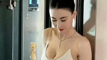 44 岁张柏芝：一袭白裙显风情，成熟是不迎合的独特光芒！