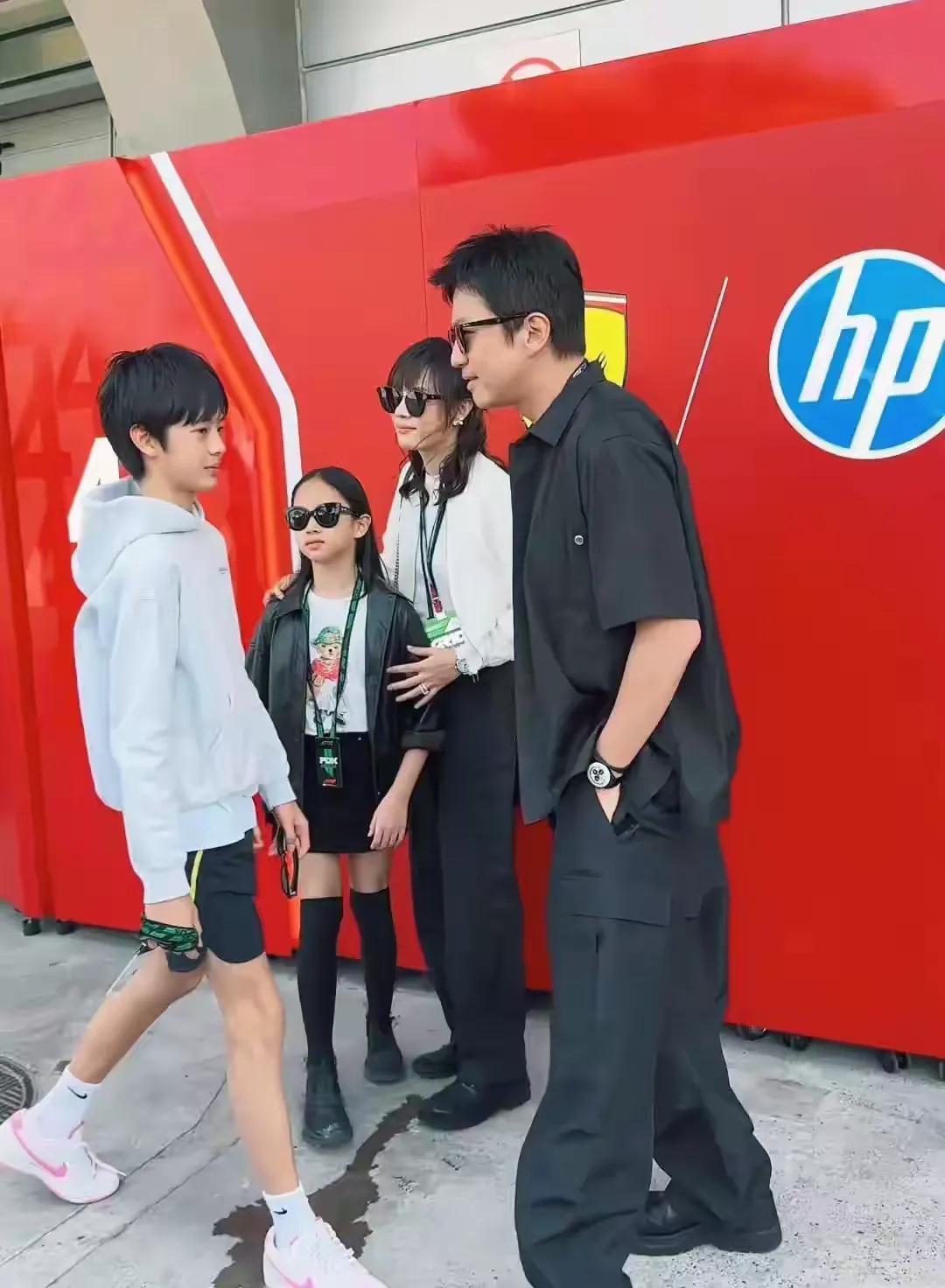 孙俪晒与儿子背影照!14岁等等个子高衬得她虎背熊腰,母子俩好像