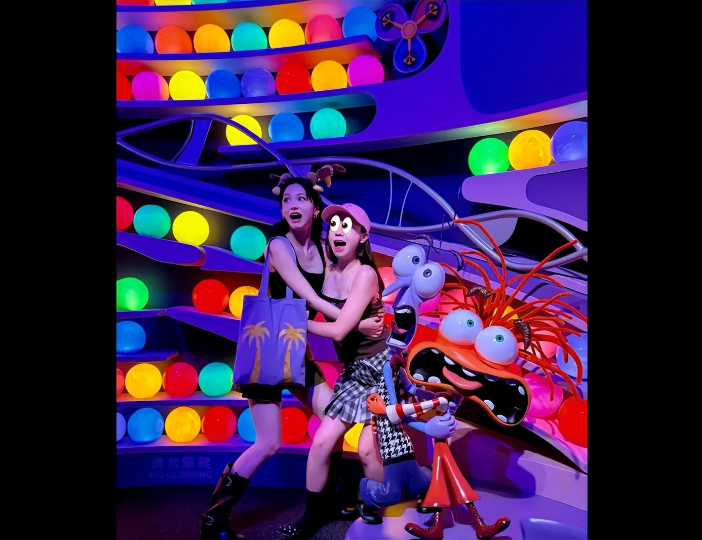 周也戴唐老鸭帽子,和友人可爱相拥,又美又飒!