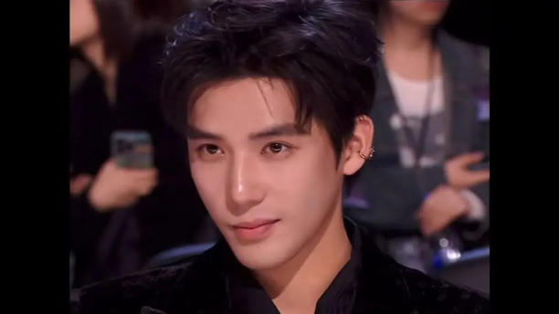 39岁姜妍搭档27岁王安宇主持白玉兰颁奖礼，观众为啥觉得失误更有意思？