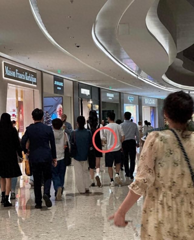 奚梦瑶疑怀三胎！小腹隆起拎40万爱马仕，四太同行排场十足