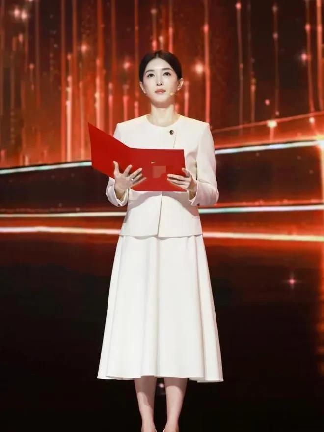 江疏影换风格后气质大变！穿白色圆领西装套装+低马尾 高级又大气