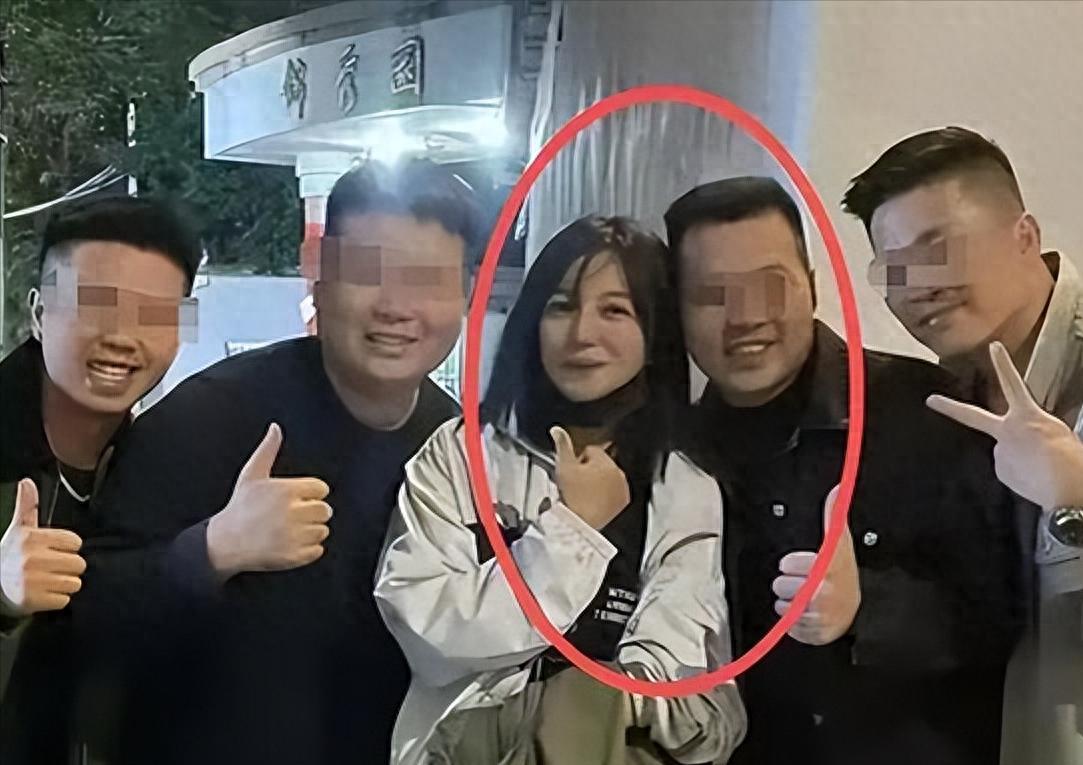 面相又变了！49岁赵薇广东吃饭，又老又瘦没架子，却再无回头路走