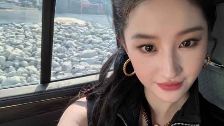 刘亦菲分享自拍照：笑容甜美气质佳，吊坠细节引热议