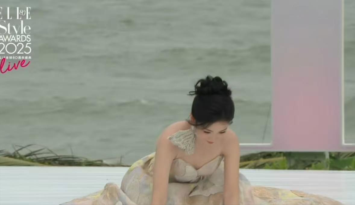 沈佳润第一次走红毯,一袭白纱裙明媚优雅,红毯走过头了反应好萌