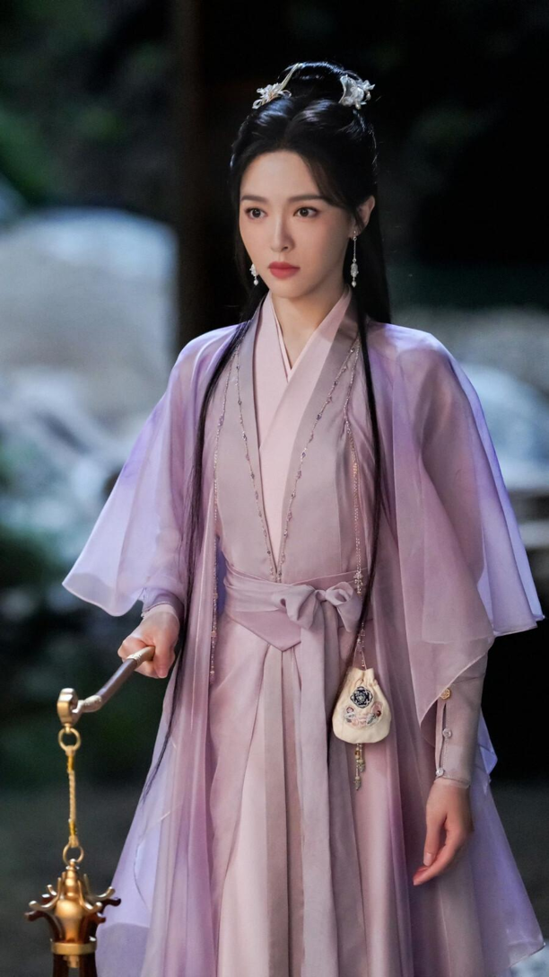 唐嫣穿闪钻裙捡纸巾上热搜!网友:这才是骨子里的优雅