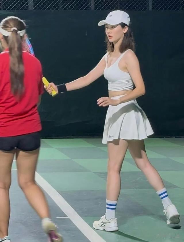 网球反弹猛击到苗苗脸上,下一秒郑恺的举动火了,爱不爱一目了然