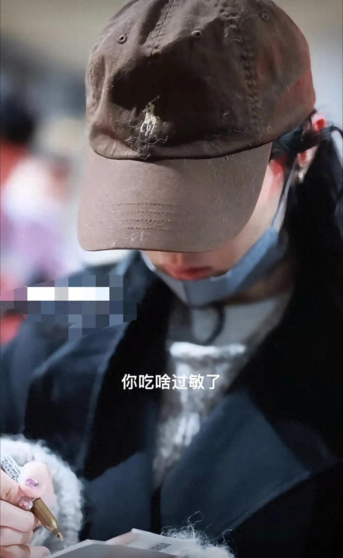 白百何儿子现身机场，大儿子元宝长相随爸爸，小儿子四岁半太活泼