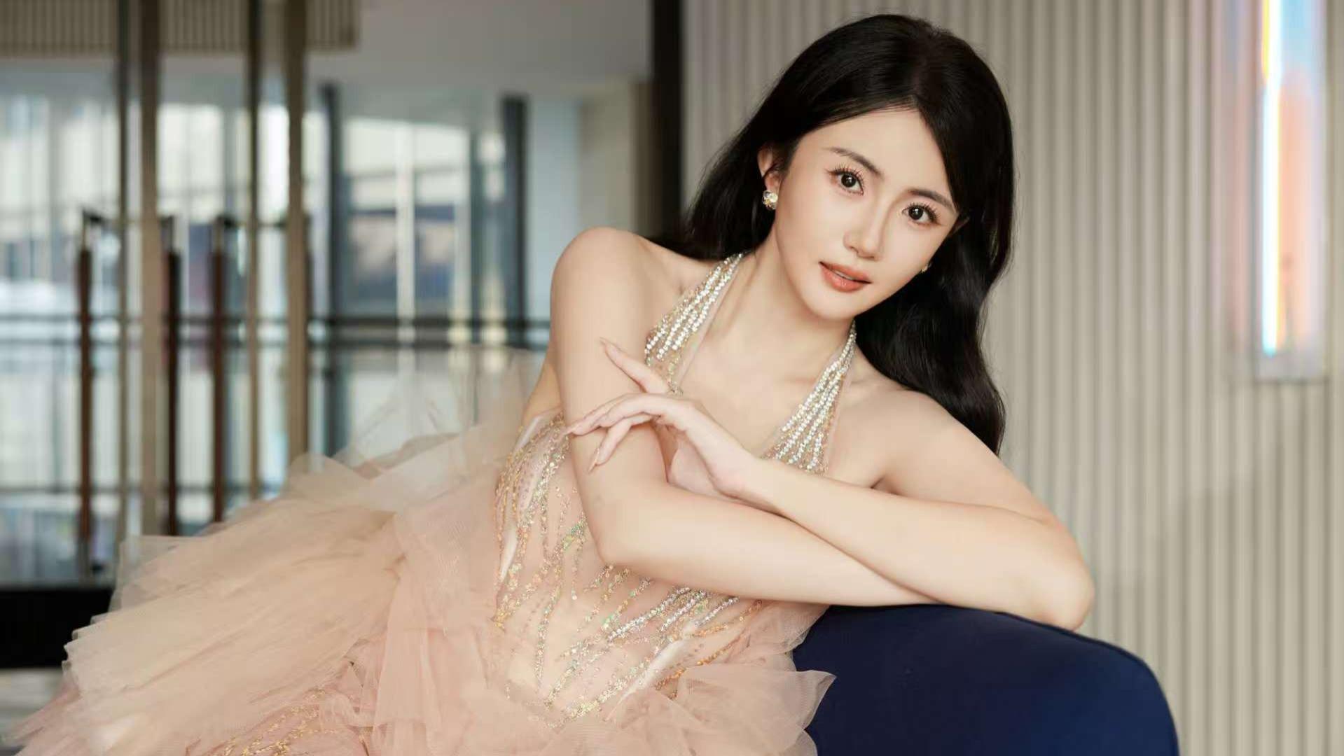 【粉纱羽裙，每一帧都是极致的优雅】——赵昕