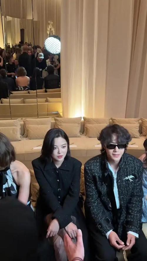 王一博辛芷蕾巴黎时装周同框,时尚盛宴看点十足