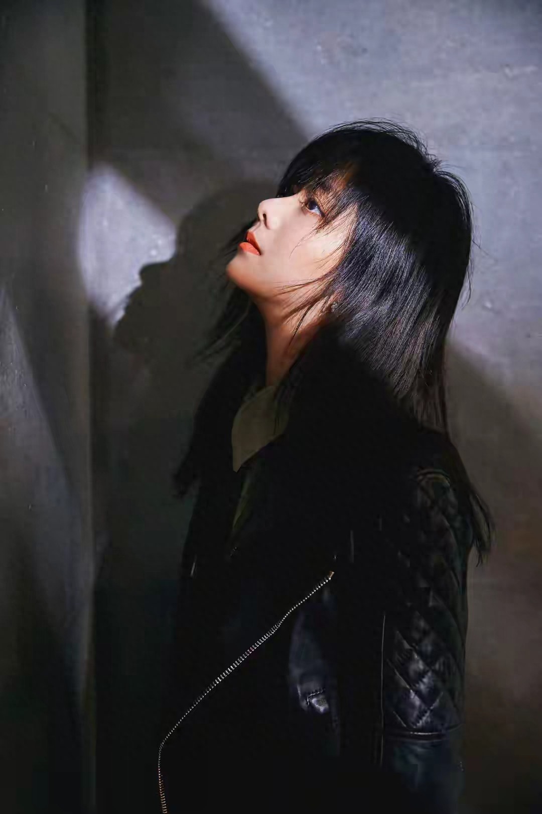 母亲离世多年后，35岁的国民闺女谭松韵，早已走上的另一条道路