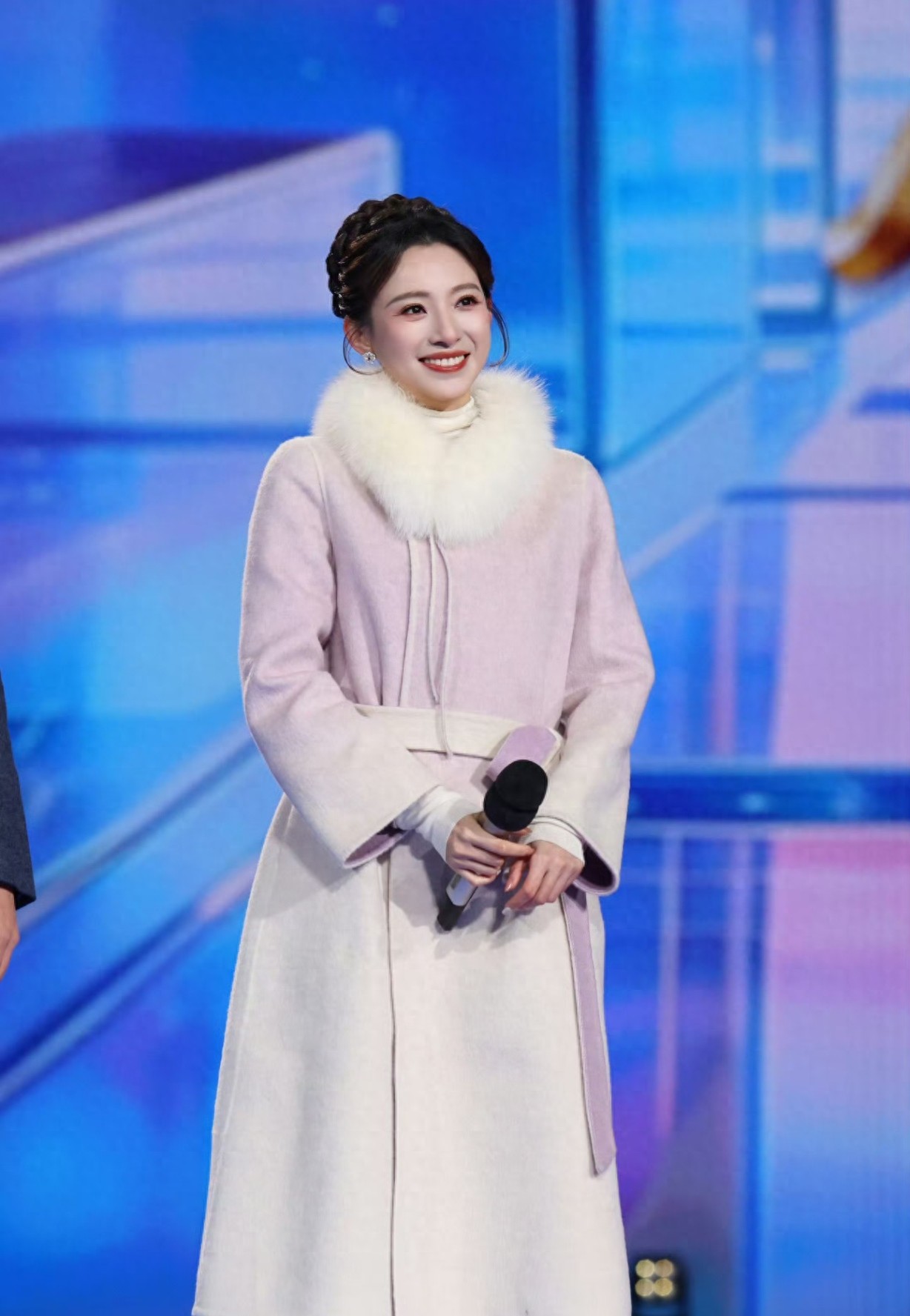 跨年晚会杀疯了！主持人集体穿暖，这才是真正的人间清醒