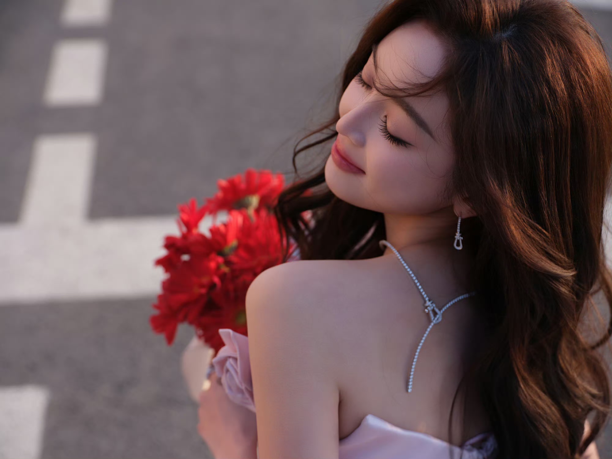 吴宣仪一袭粉裙好娇艳柔嫩