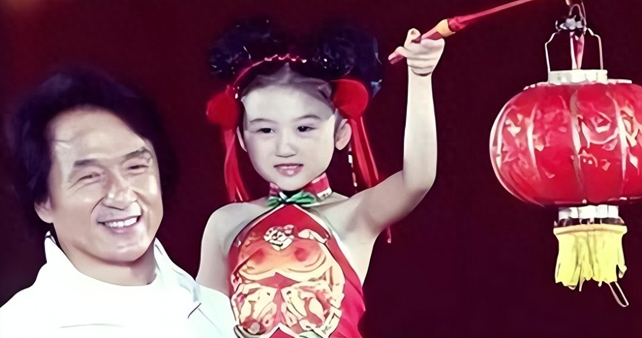 6岁被成龙抱上春晚,14岁因太丑被嘲讽退圈,如今24岁她美的惊人