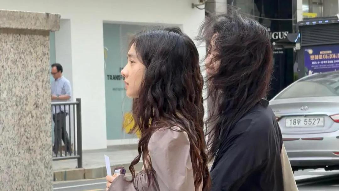 首尔偶遇黄多多：从“国民闺女”到“汤唯平替”，母女变姐妹？
