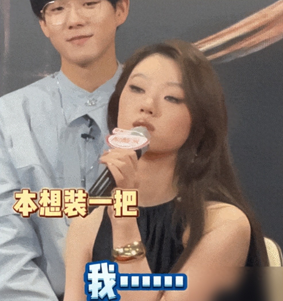 23岁单依纯晒出家居照，一人生活，打扮随意，专注音乐，魅力无限