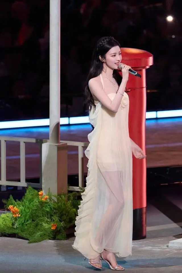 月光落舞台，女王揽星河！王楚然湖南卫视跨年封神名场面刷屏