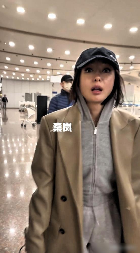 机场偶遇秦岚，素颜现身本人好可爱，脸上发福46岁身材依旧完美