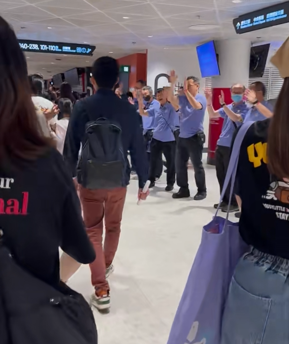 97岁李嘉诚看五月天演唱会,“自驾”电轮椅,头发眉毛都要掉光了