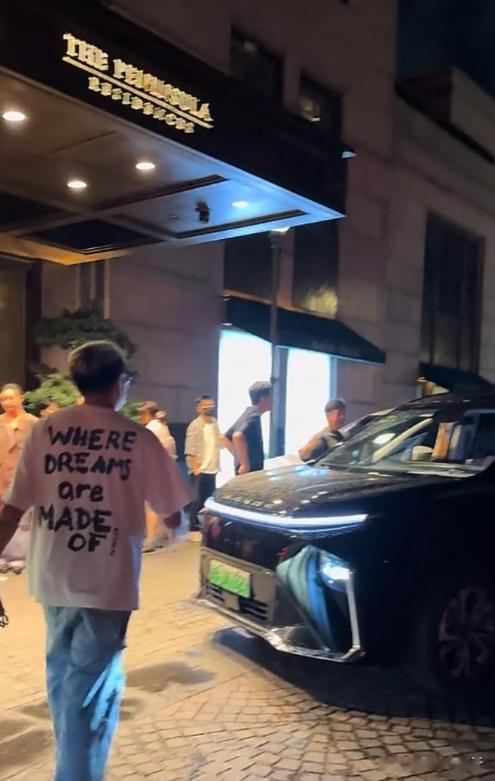 黄渤深夜聚餐，和雷佳音倪妮喝到凌晨1点，倪妮素颜送别真性情！