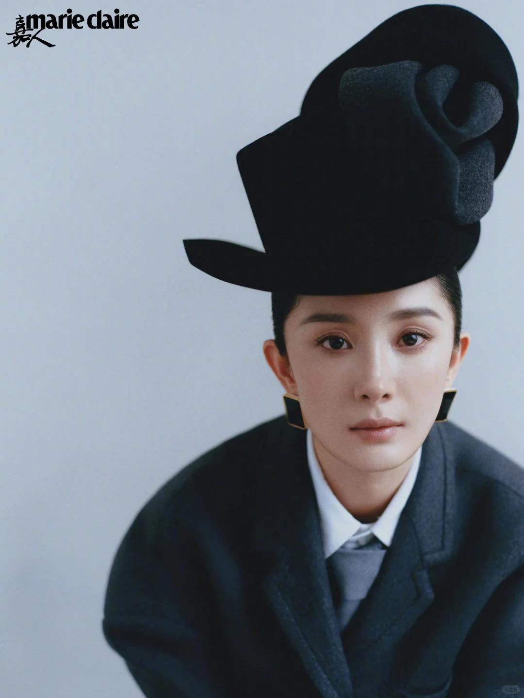 钟楚曦杂志撞衫杨幂!同穿高定礼服,一个俗气一个贵气,谁尴尬?