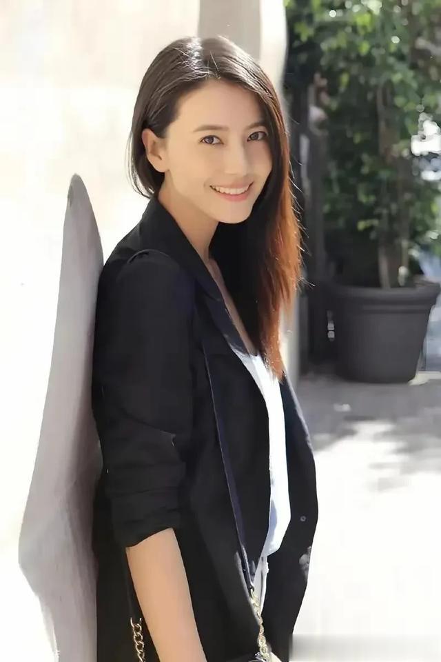 高圆圆街上被偶遇，本人和照片里一样漂亮，气质优雅，美丽动人