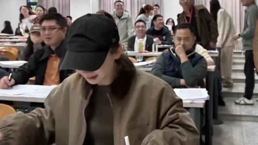 戚薇现身北大考试，分数曝光挤进前十，两年学费吓退打工人