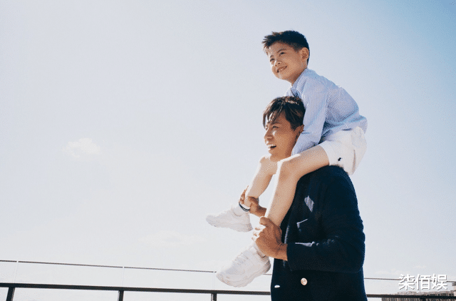 秋瓷炫和老公逛街，身材细成丈夫一半，于晓光跟在身后寸步不离