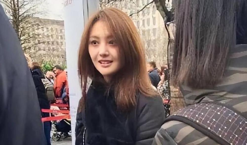 郑爽已报警!晒祖孙三代游泳照自证清白,她抱着孩子笑得很开心!