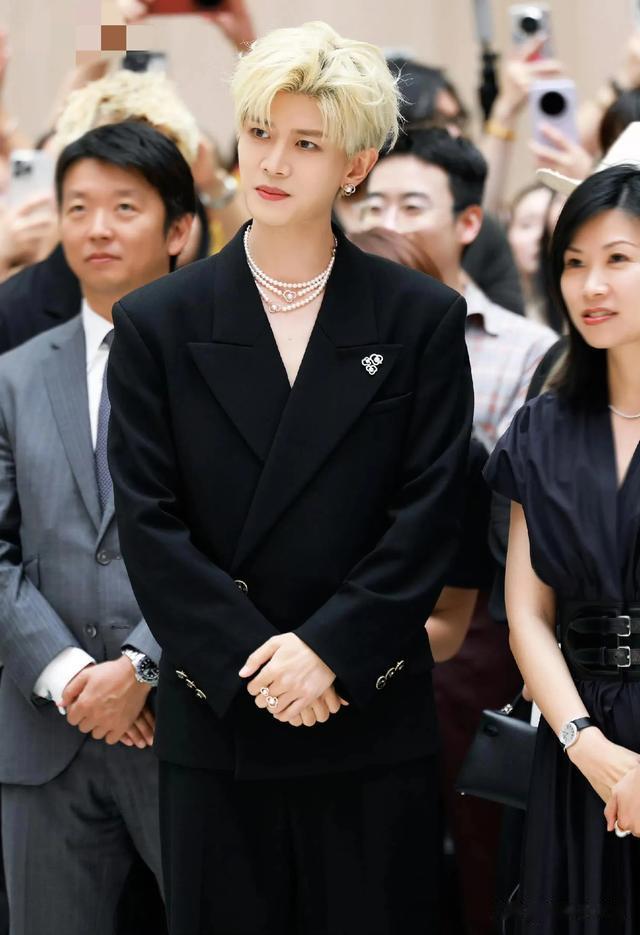 任嘉伦今日上海出席TASAKI活动，金发造型搭配真空西装帅出天际