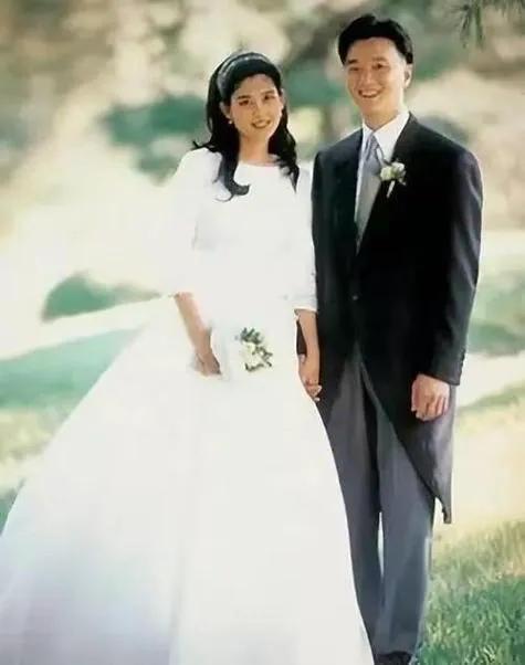 55岁三星长公主李富真露面！有家族遗传病走路蹒跚，儿子让她增光