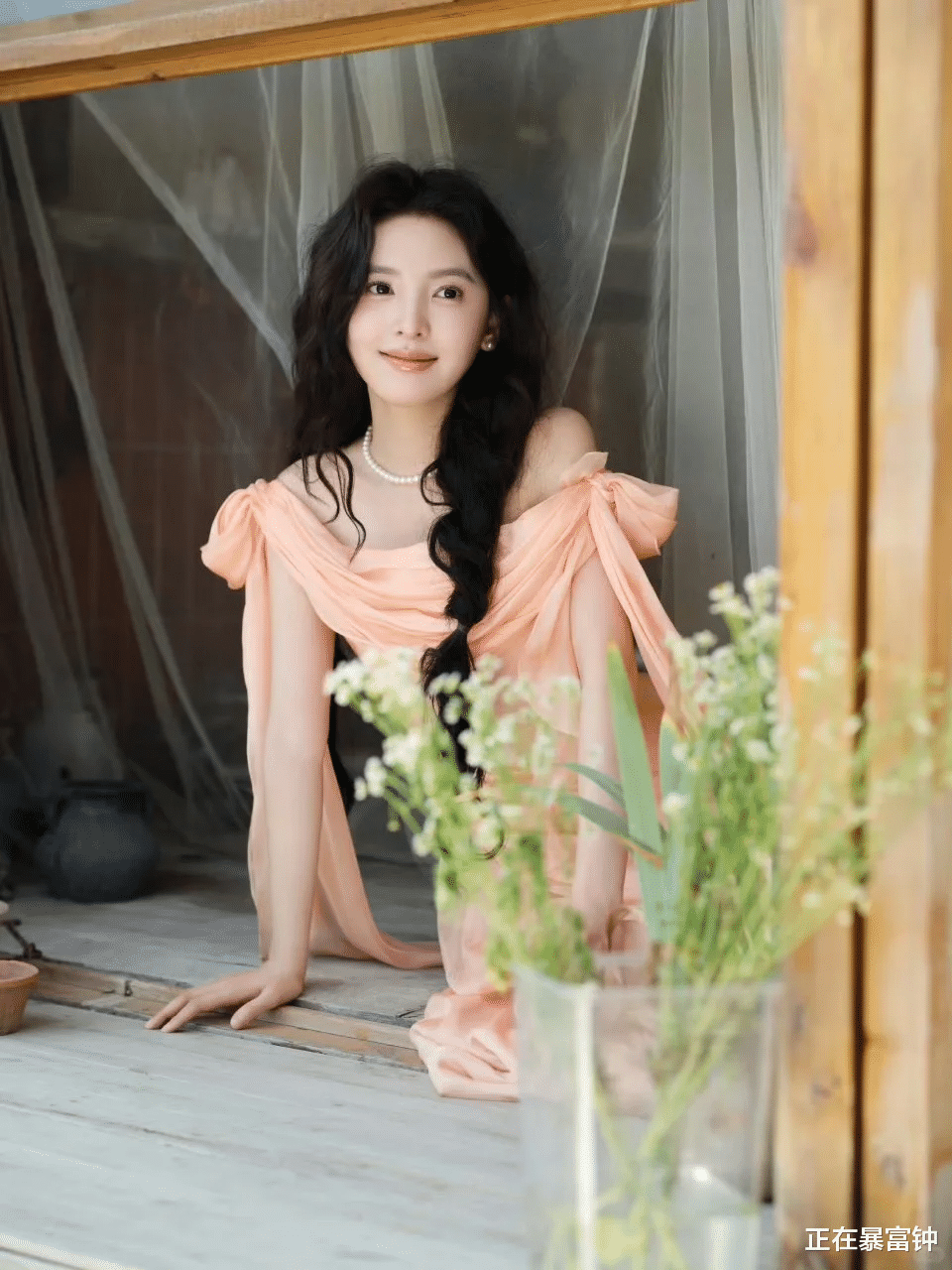 章若楠芭莎红毯：橘子汽水般的清甜与惊艳