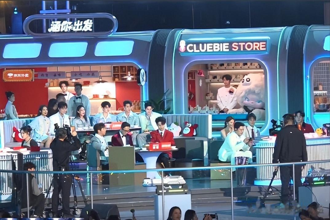 沈梦辰和杨迪在跨年发生肢体冲突？本人下场回应，婉称交情依旧