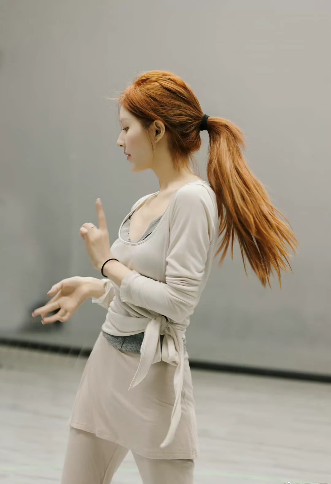 赵露思唱跳幕后神图 专注又美丽