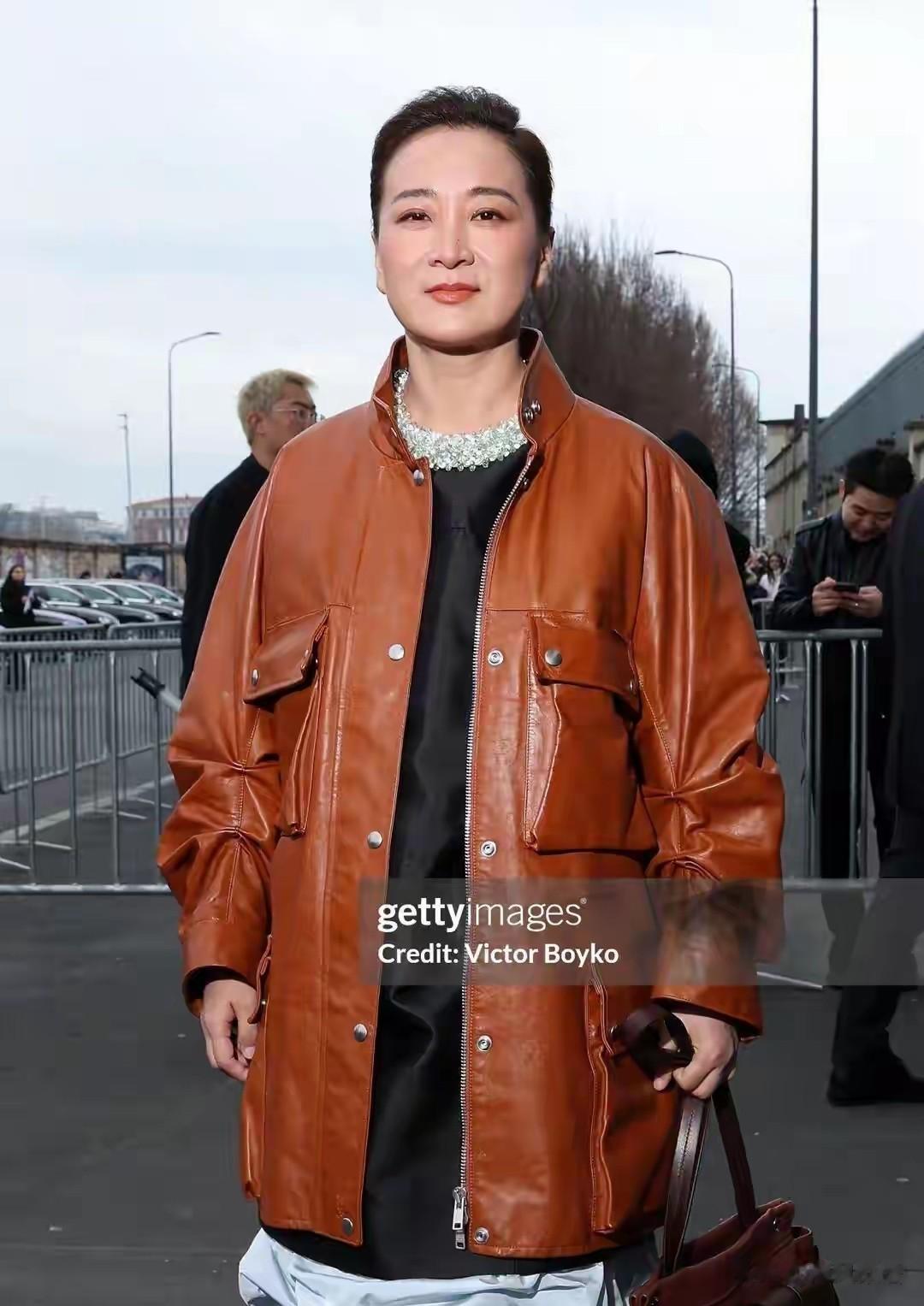 贾玲米兰时装周大变样，不笑了梨涡也没了，气场全开反差封神