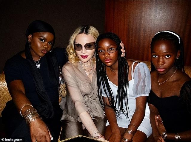 66岁麦当娜回春了，又白又嫩金发薄纱，在小37岁男友怀里一脸享受