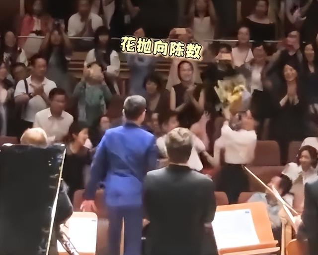 开罗偶遇明星,生图状态下李沁满脸褶显老,陈数脸凹瘦成皮包骨