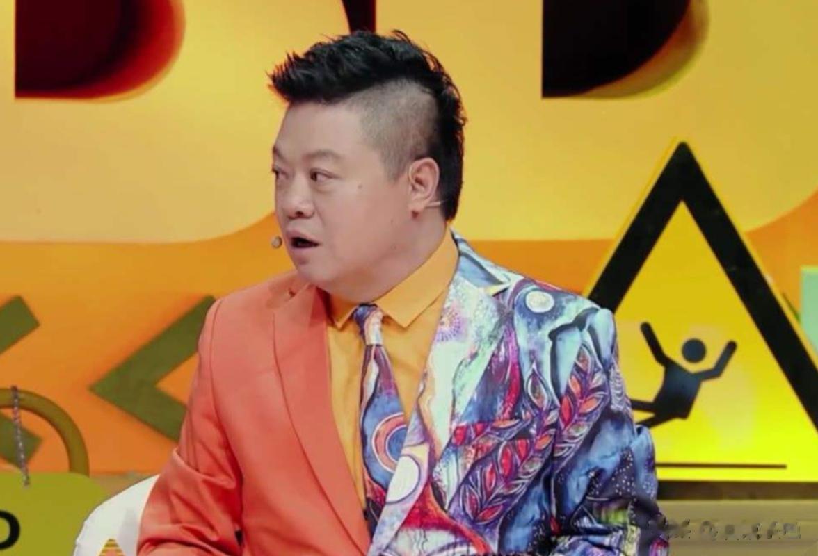 曾是央视知名主持，父亲是马季，妻子是编导，57岁他现在成大老板