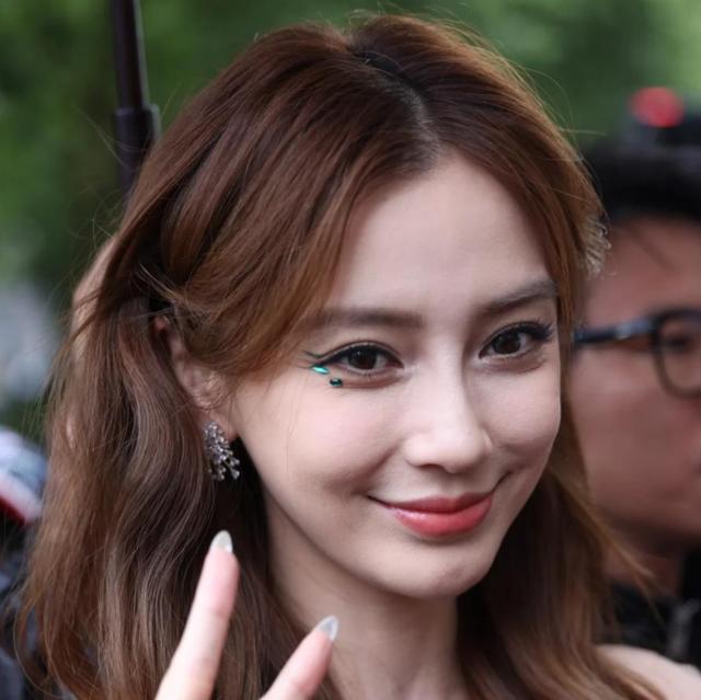 baby现身巴黎高定时装周！故地重游穿过季礼服，腰臀比是自信筹码