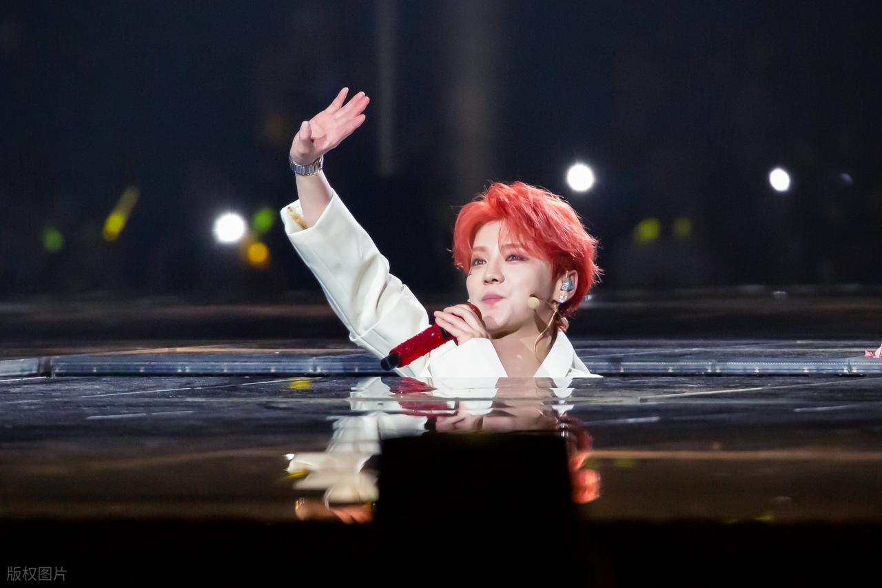 30岁女网红曝瓜，自称睡便男顶流、点名10位男星，鹿晗范丞丞辟谣